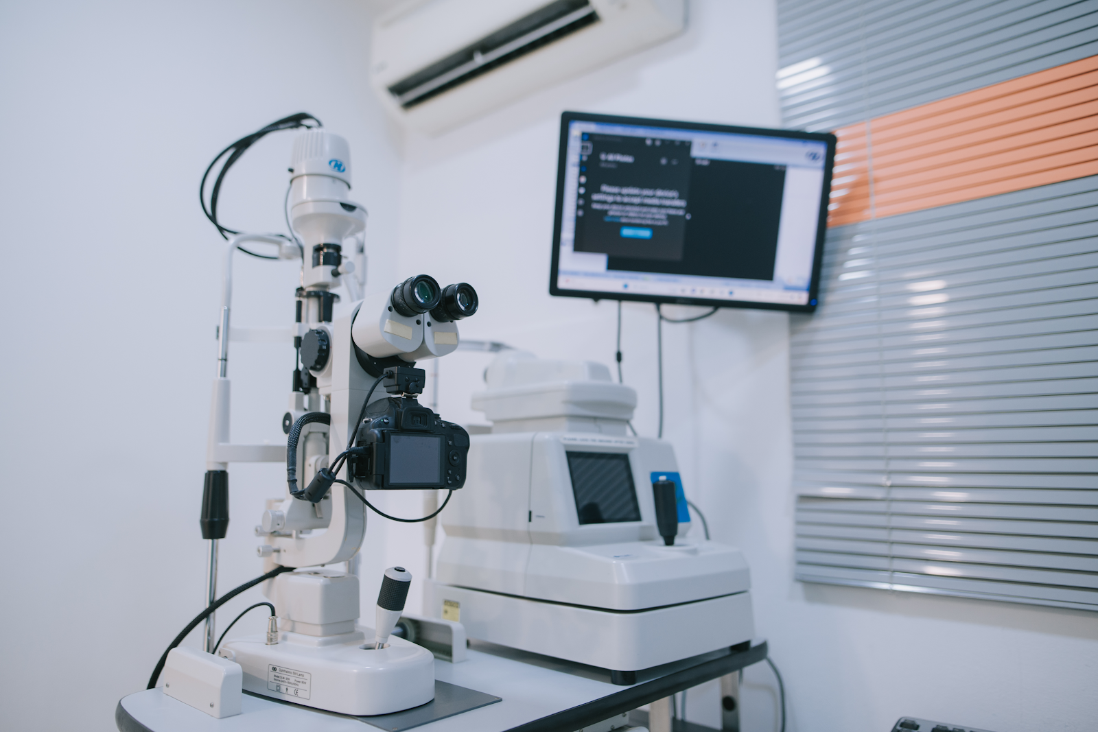 Slit Lamp in Vision Space (Source: https://visionspace.com.my/cn/eyecare/eye-health-screening/)